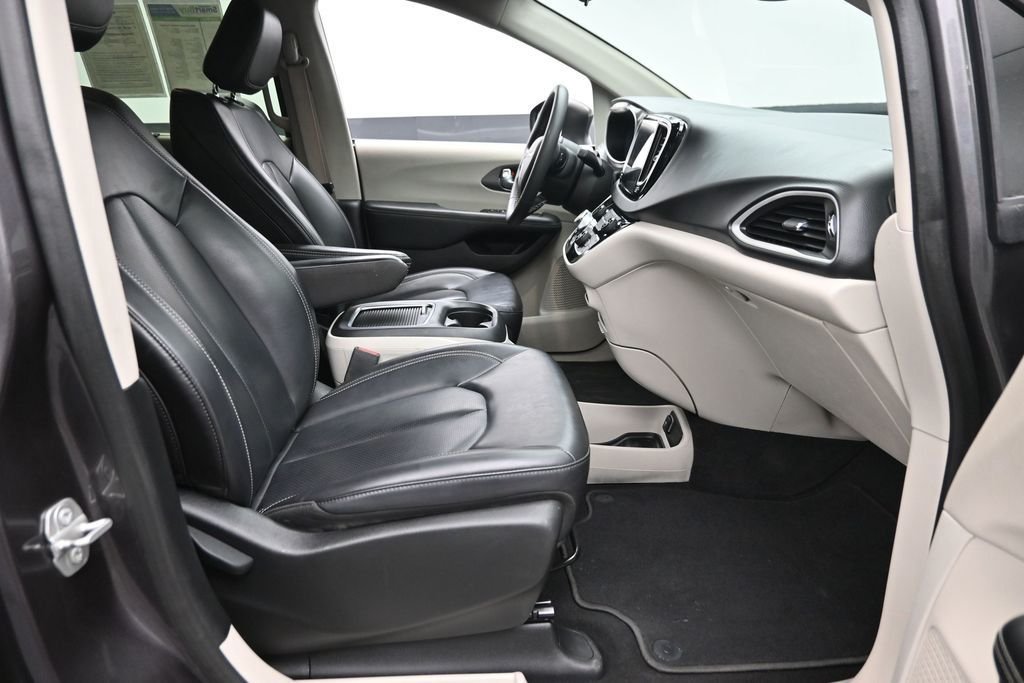 Used 2023 Gray Chrysler Touring L image 9