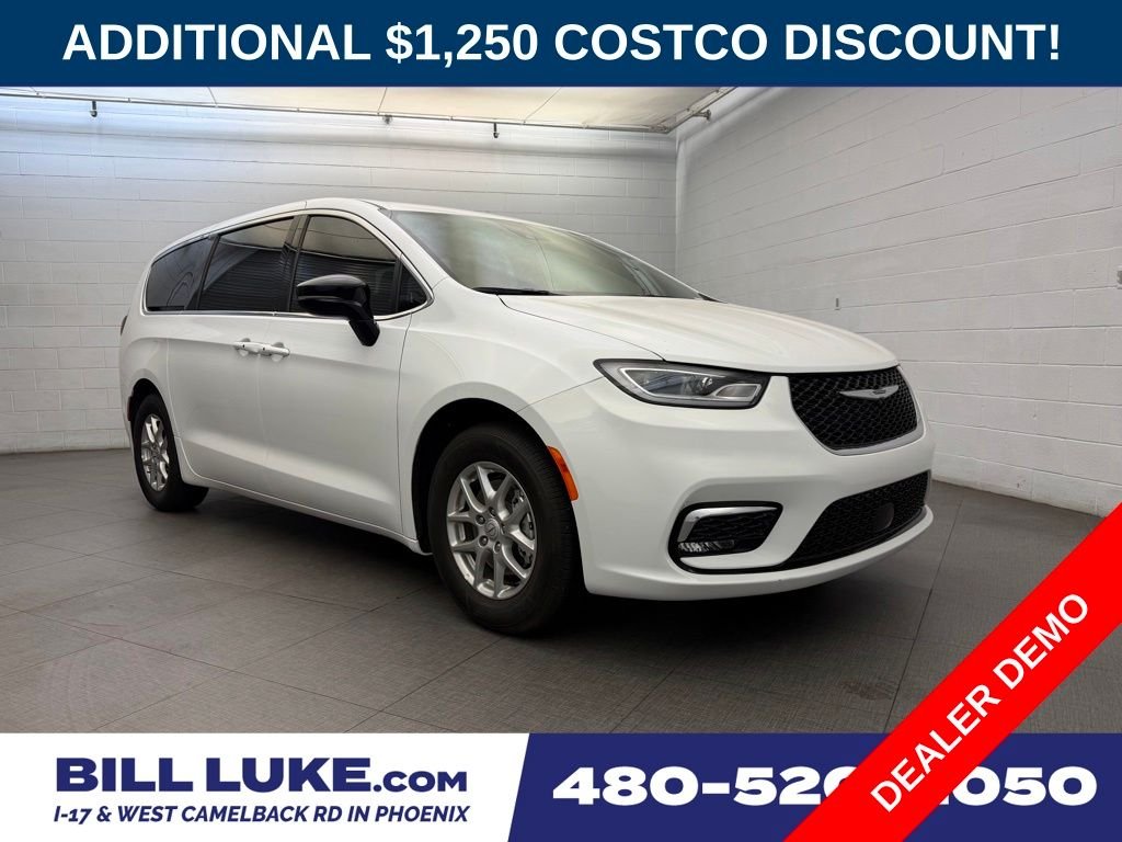 2026 Chrysler Pacifica Select's photo