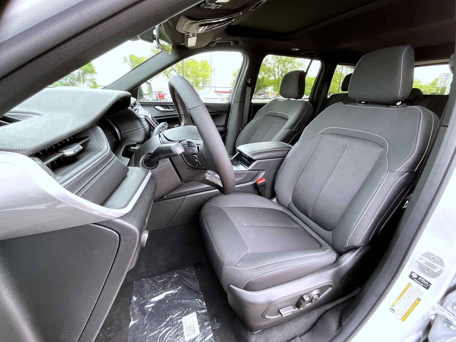 New 2026 Bright White Clear-Coat Exterior Paint Jeep Laredo X image 11