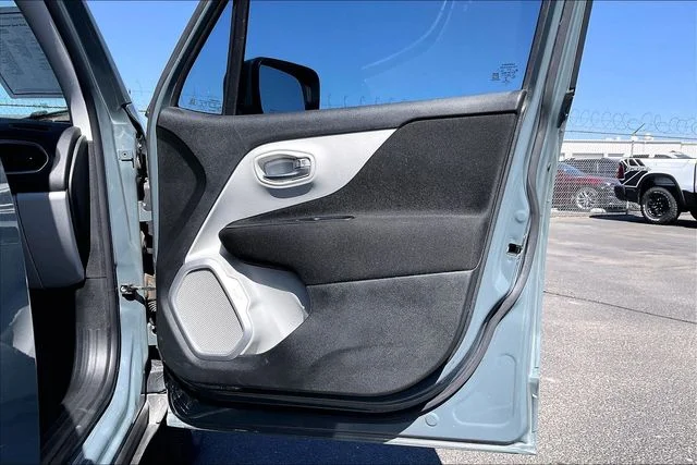 Used 2018 Gray Jeep Latitude image 19