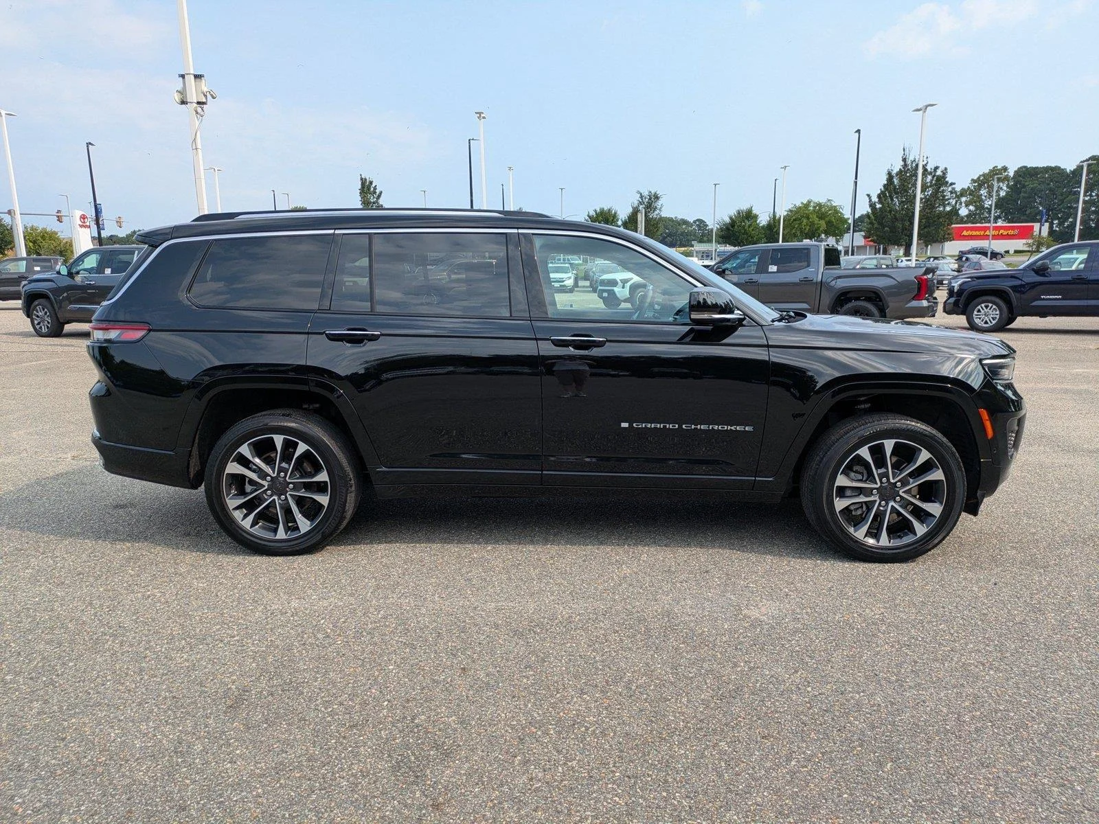 Used 2023 Diamond Black Crystal Pearlcoat Jeep Overland image 3