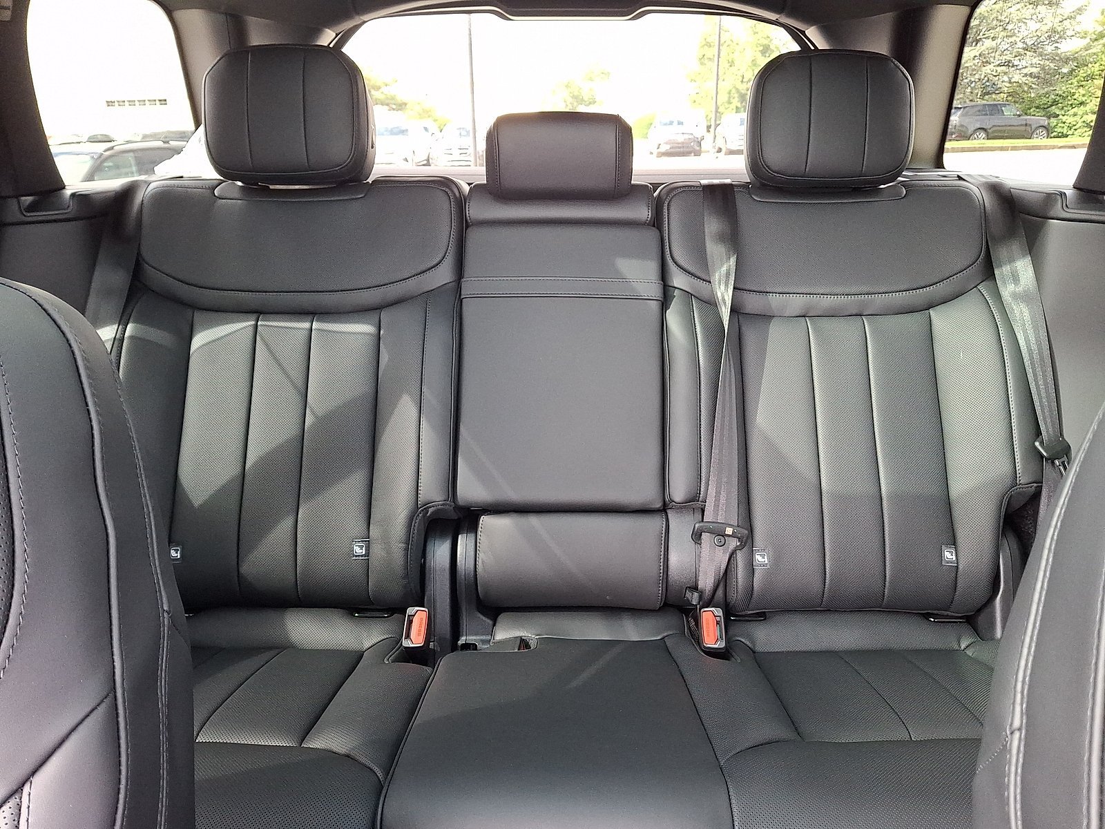 New 2027 Eiger Grey LAND ROVER SE image 6