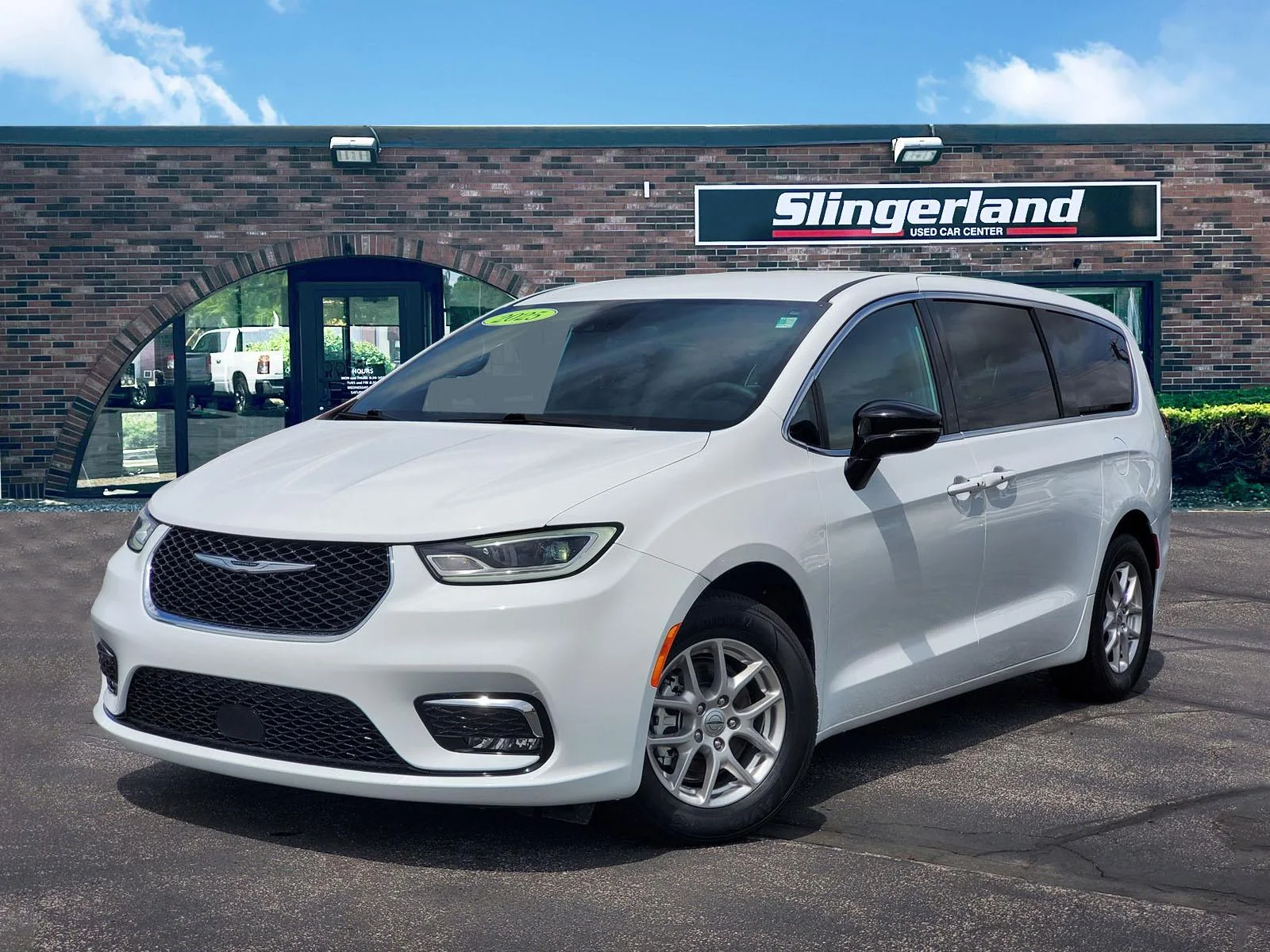 2025 Chrysler Pacifica Select's photo
