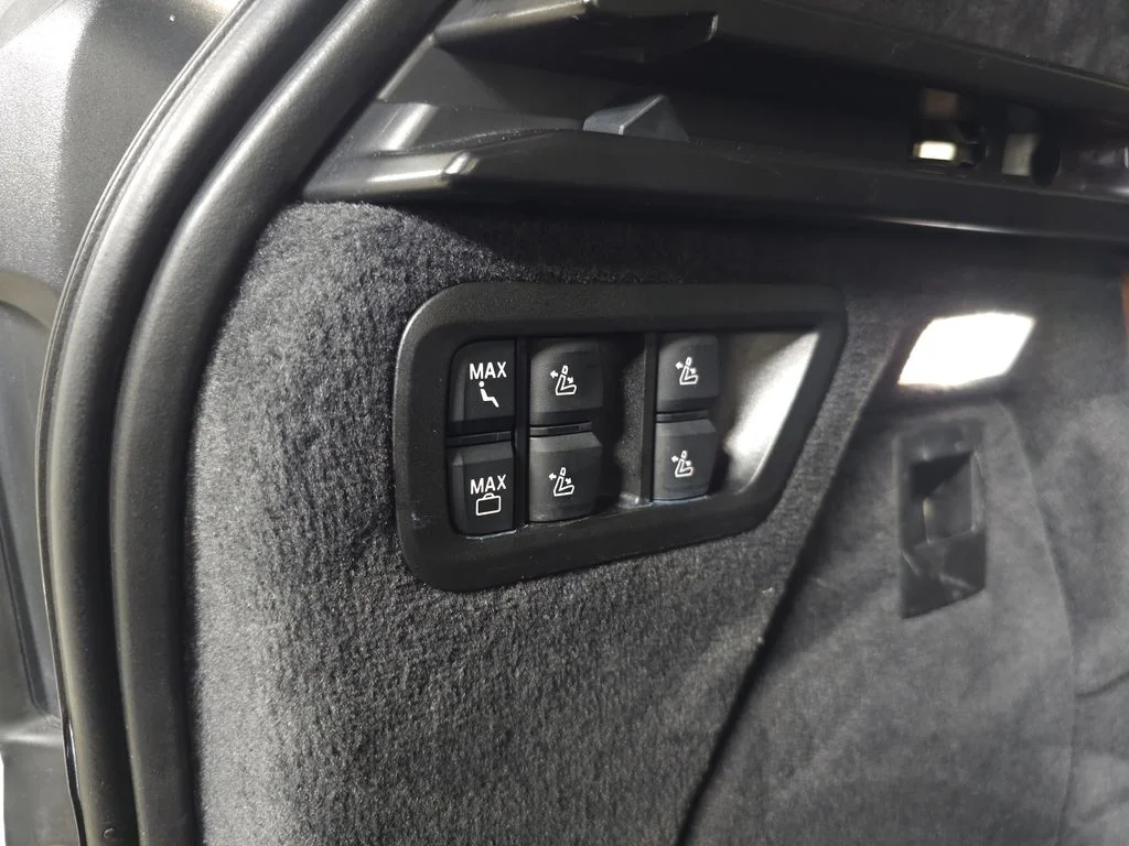 Used 2025 White BMW xDrive40i image 7