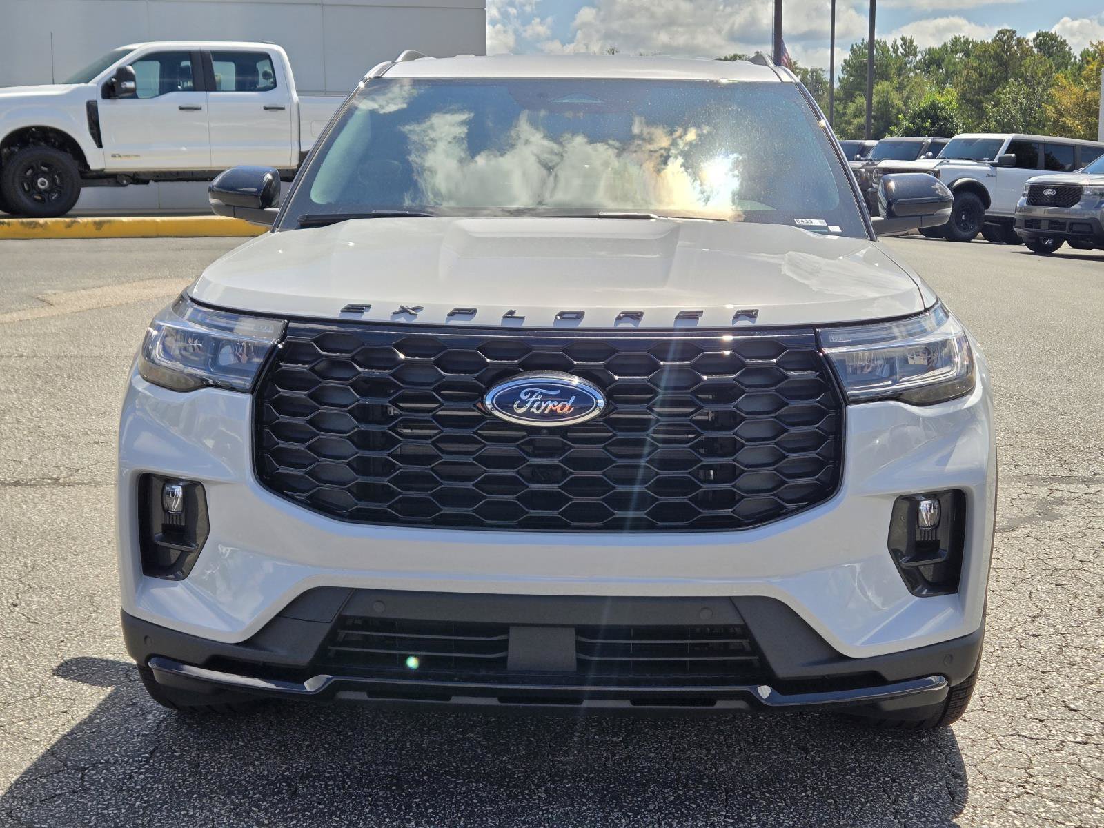 New 2026 Space White Metallic FORD ST-Line image 3