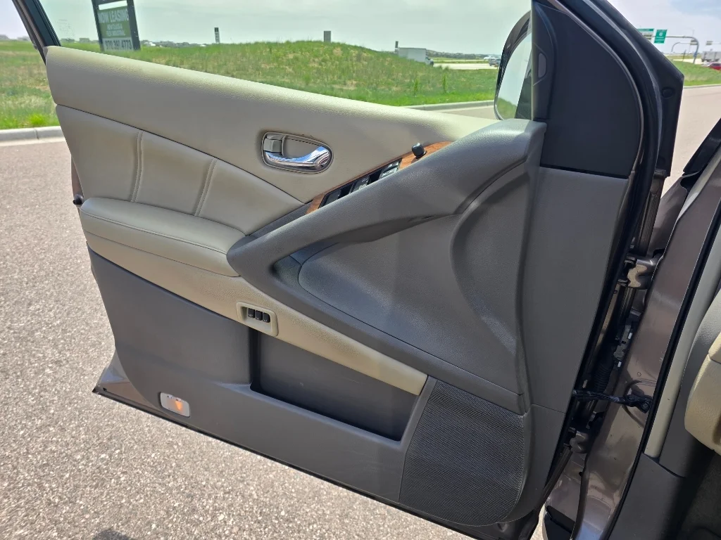 Used 2014 Tinted Bronze Metallic Nissan LE image 17