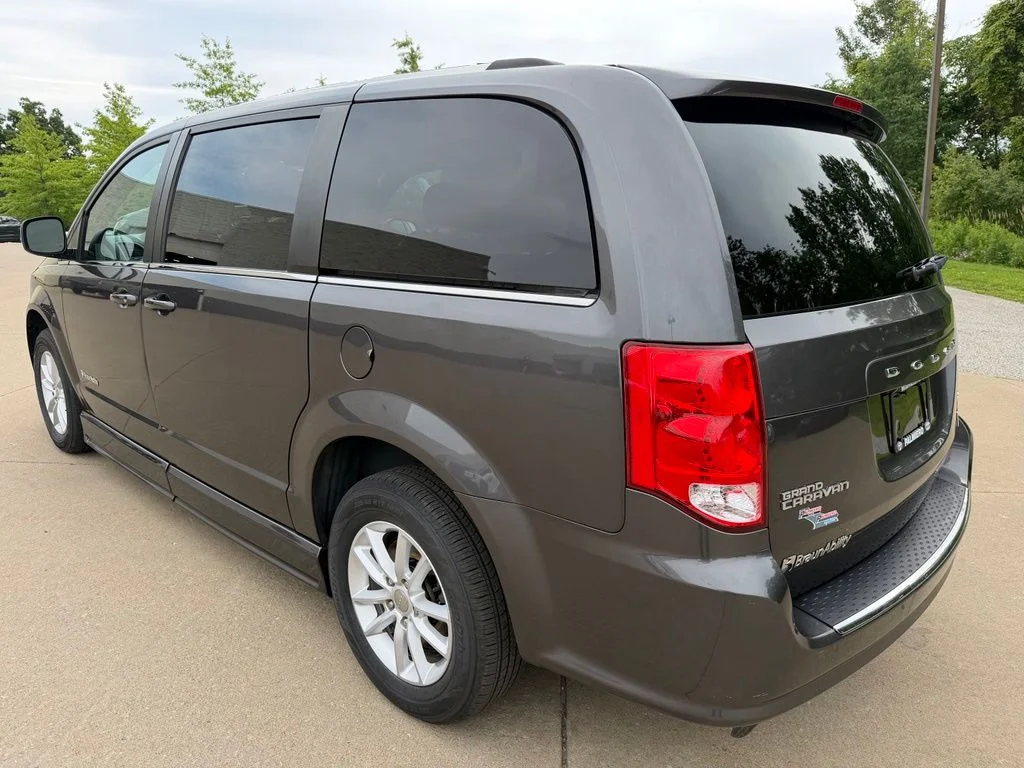 Used 2019 Gray Dodge SXT image 3