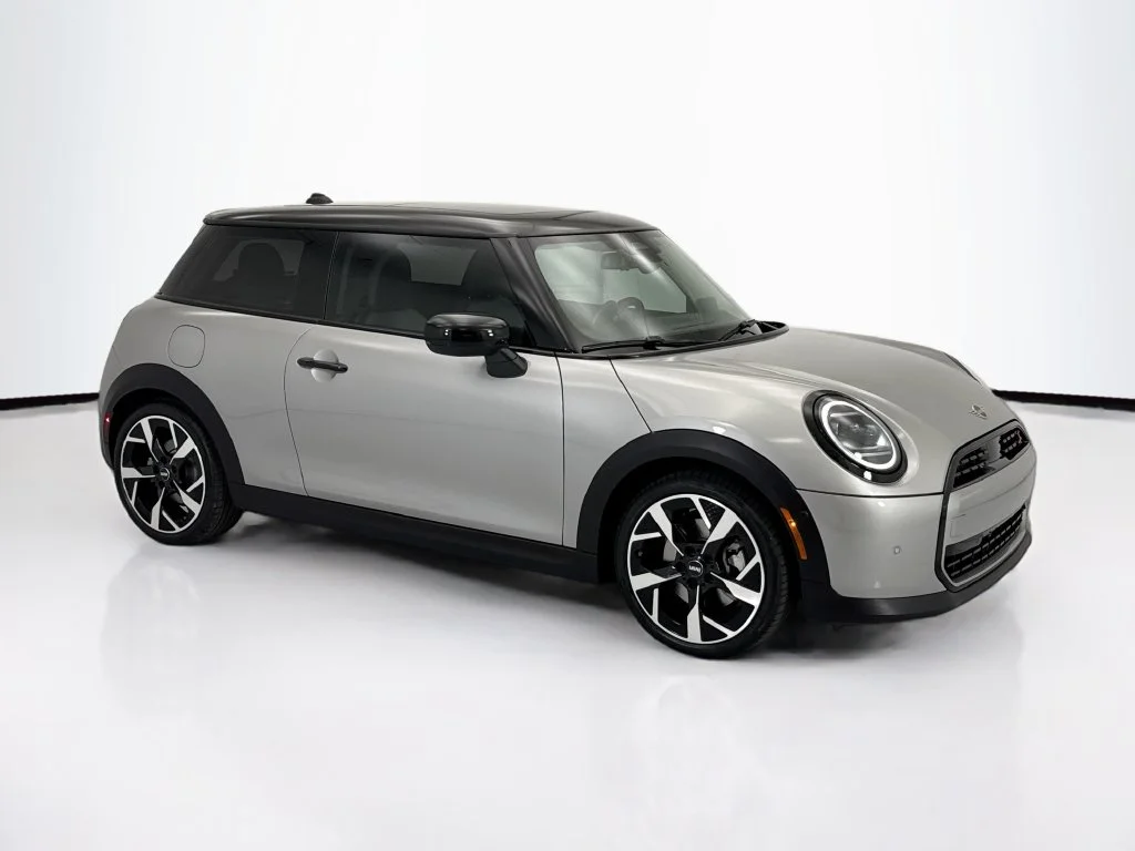 Certified Used 2025 Melting Silver III Metallic MINI Signature Plus image 4