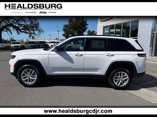 New 2026 Bright White Clear-Coat Exterior Paint Jeep Laredo image 2