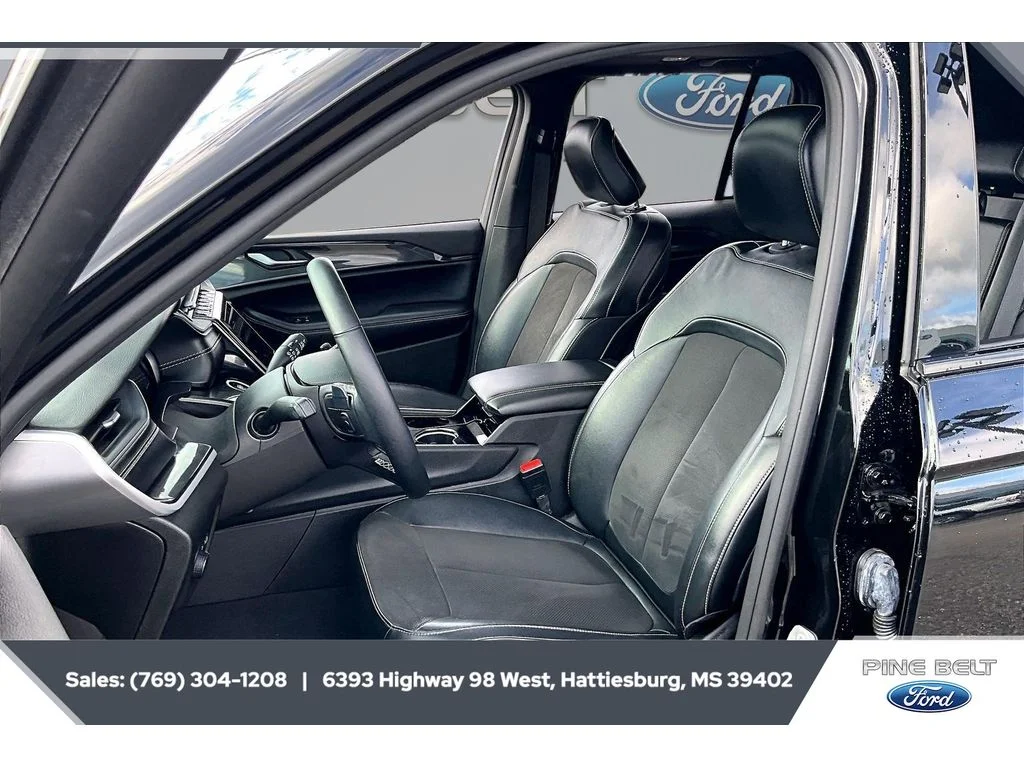Used 2022 Diamond Black Crystal Pearlcoat Jeep Altitude image 18