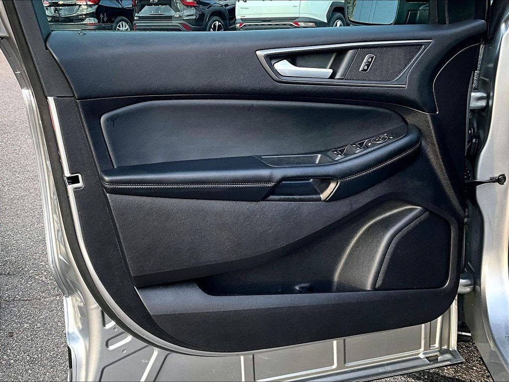 Used 2022 Silver Ford SE image 9