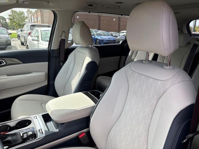 2026 Kia Carnival SX photo 2