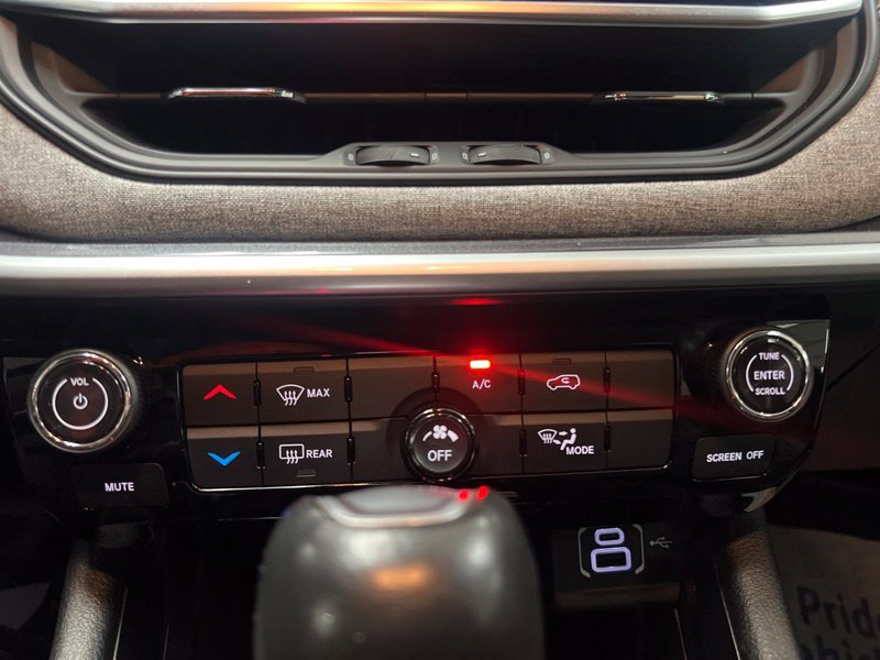 Used 2022 Black Jeep Latitude Lux image 27