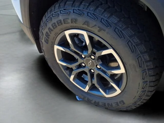 New 2027 Polar White Tricoat Chevrolet ACTIV image 15