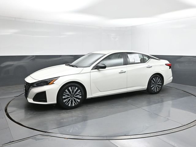 Used 2025 White Nissan 2.5 SV image 1