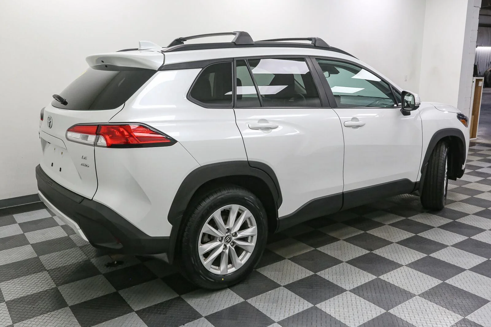 Used 2022 Wind Chill Pearl Toyota LE image 9