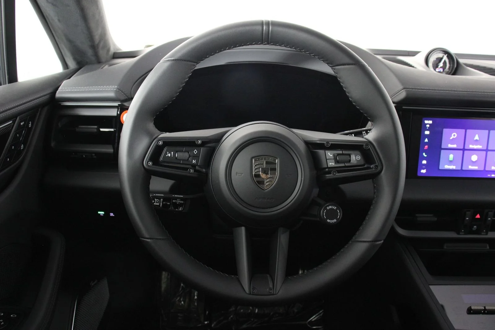 2025 Porsche Macan Turbo Electric - Photo 12