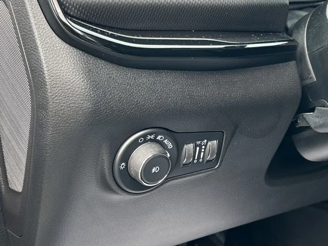 Used 2025 Silver Jeep Latitude image 36