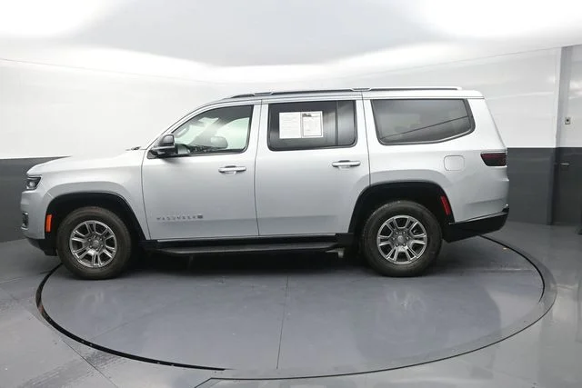 Used 2023 Silver Jeep Base image 6