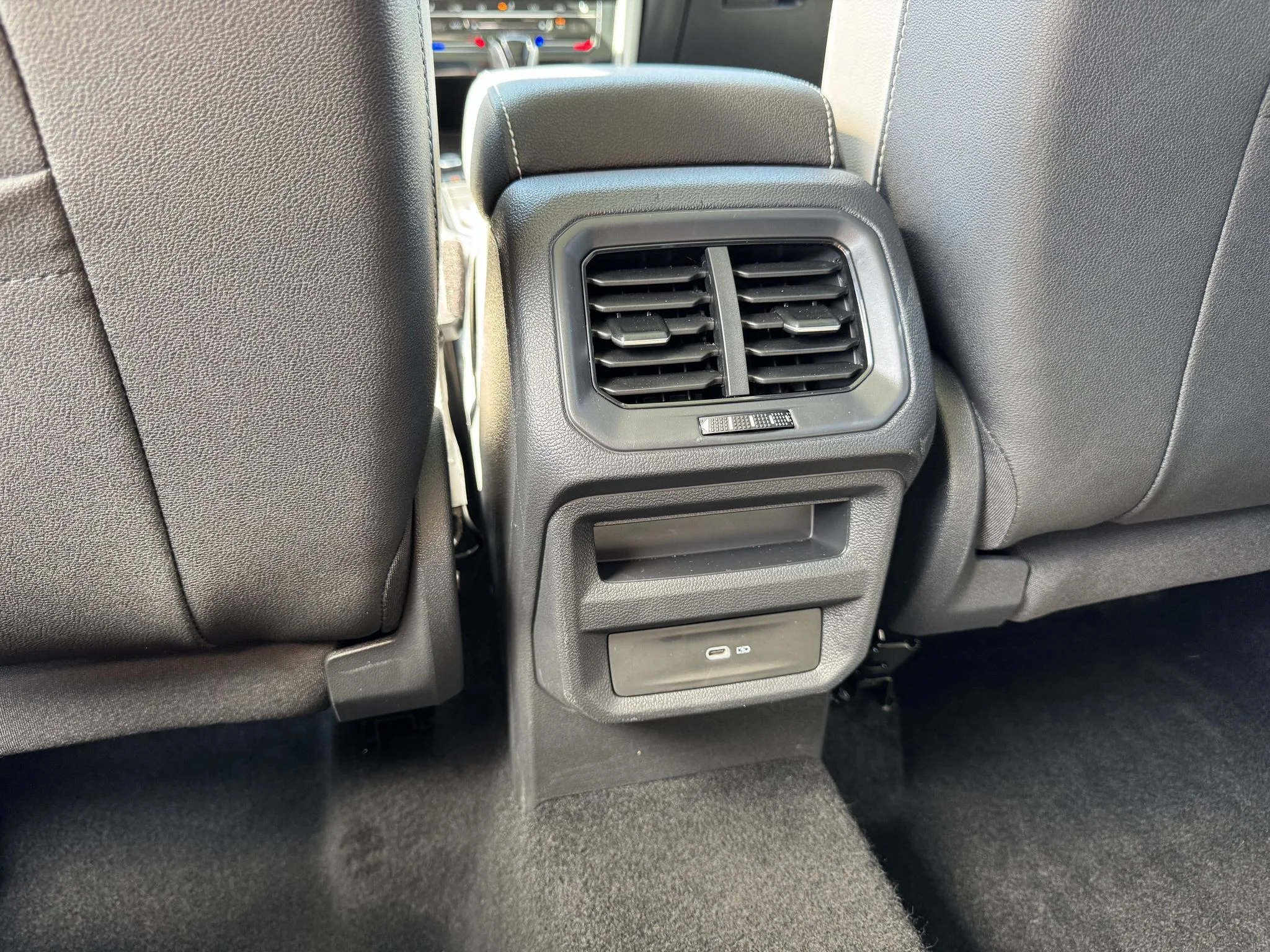 Used 2025 Platinum Gray Metallic Volkswagen SE image 30