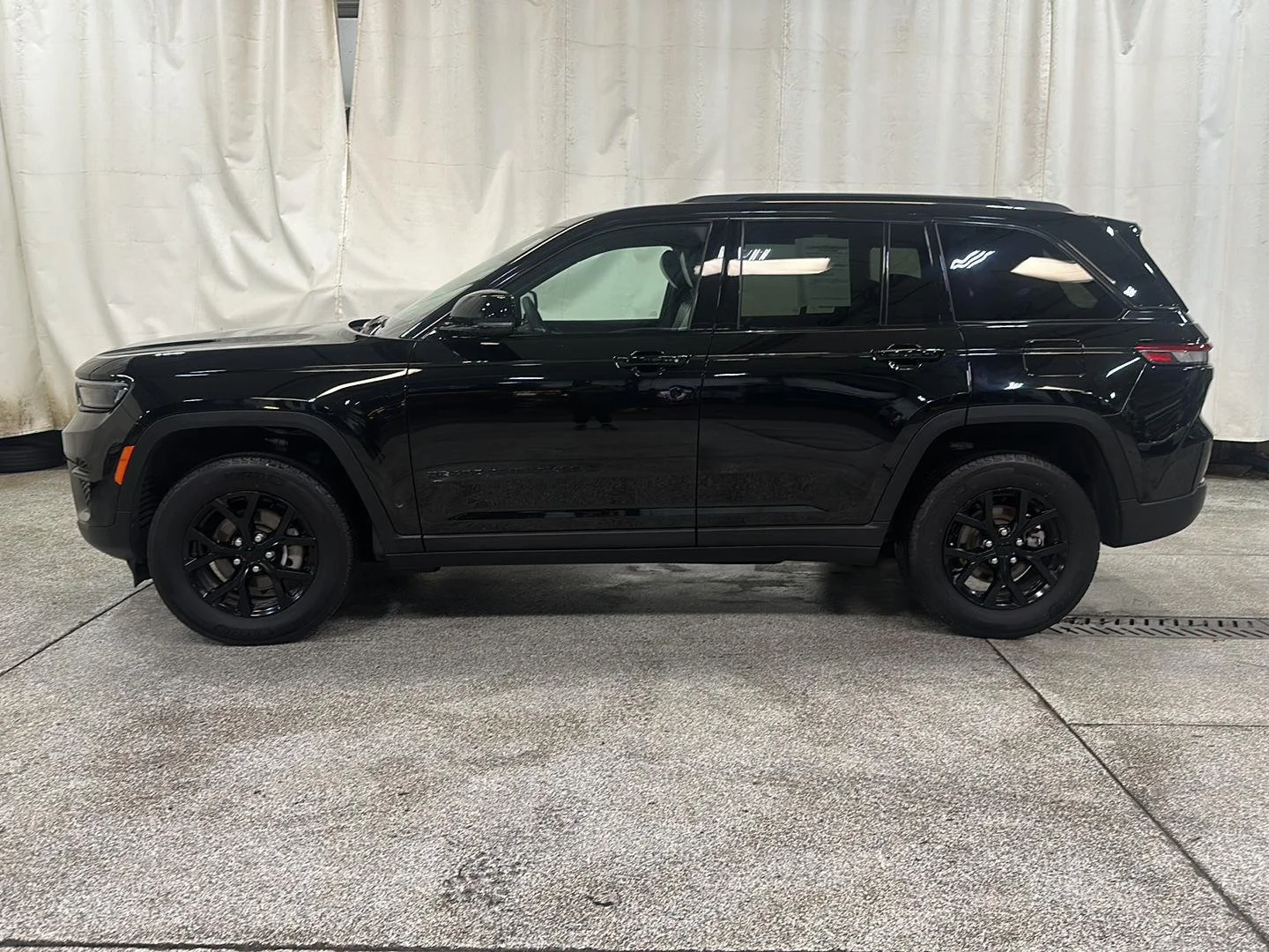 Used 2025 Diamond Black Crystal Pearlcoat Jeep Altitude image 6