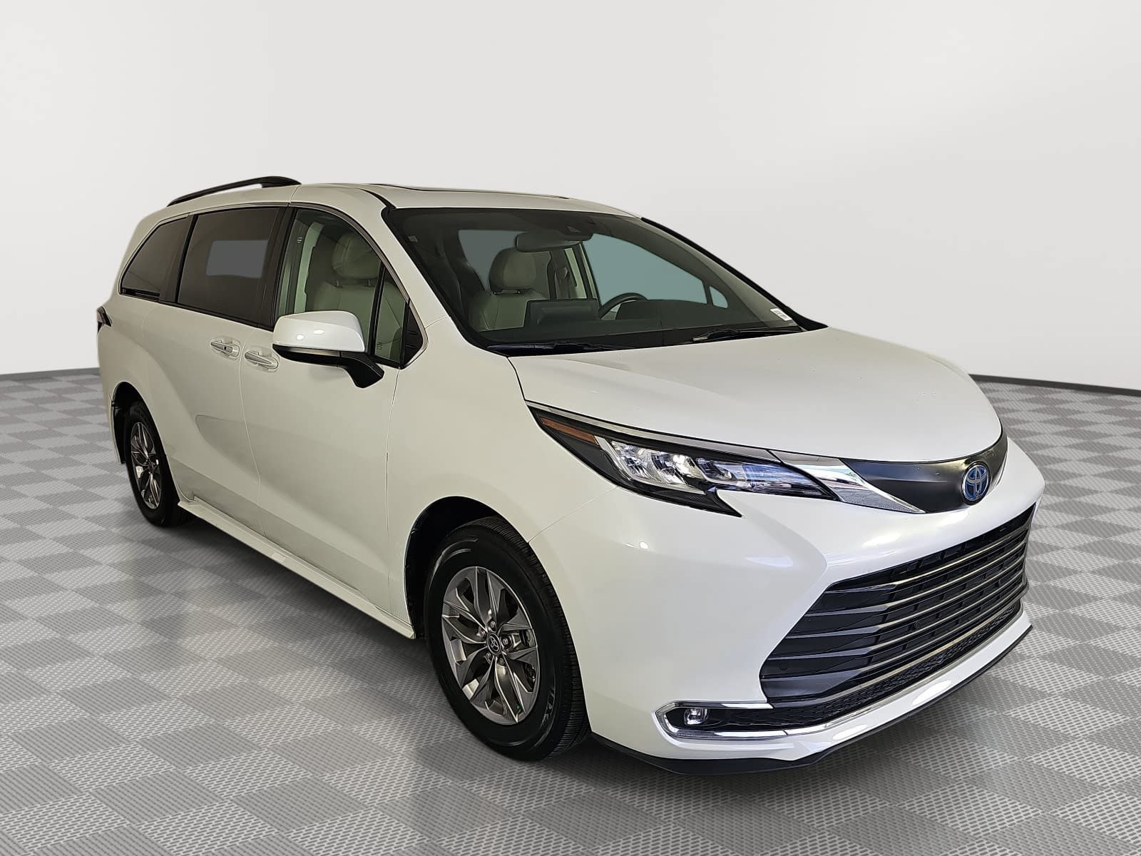 Used 2022 Beige Toyota XLE image 2