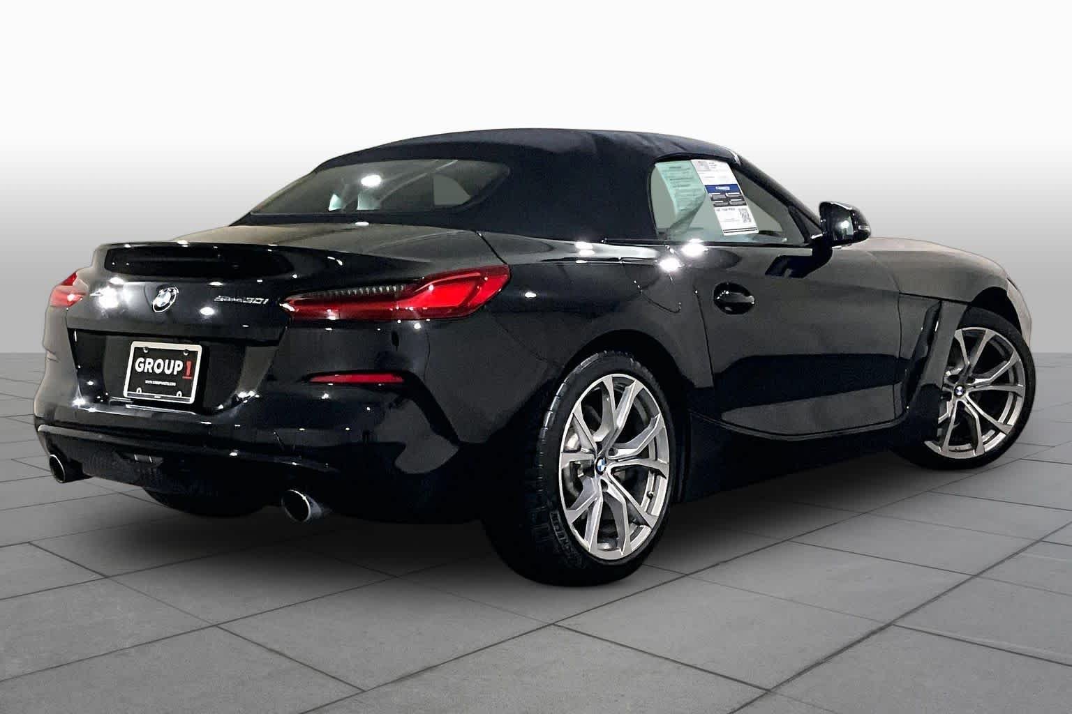 Used 2020 Black Sapphire Metallic BMW sDrive30i image 12