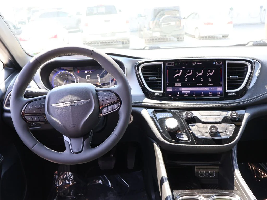 Used 2025 White Chrysler Limited image 18
