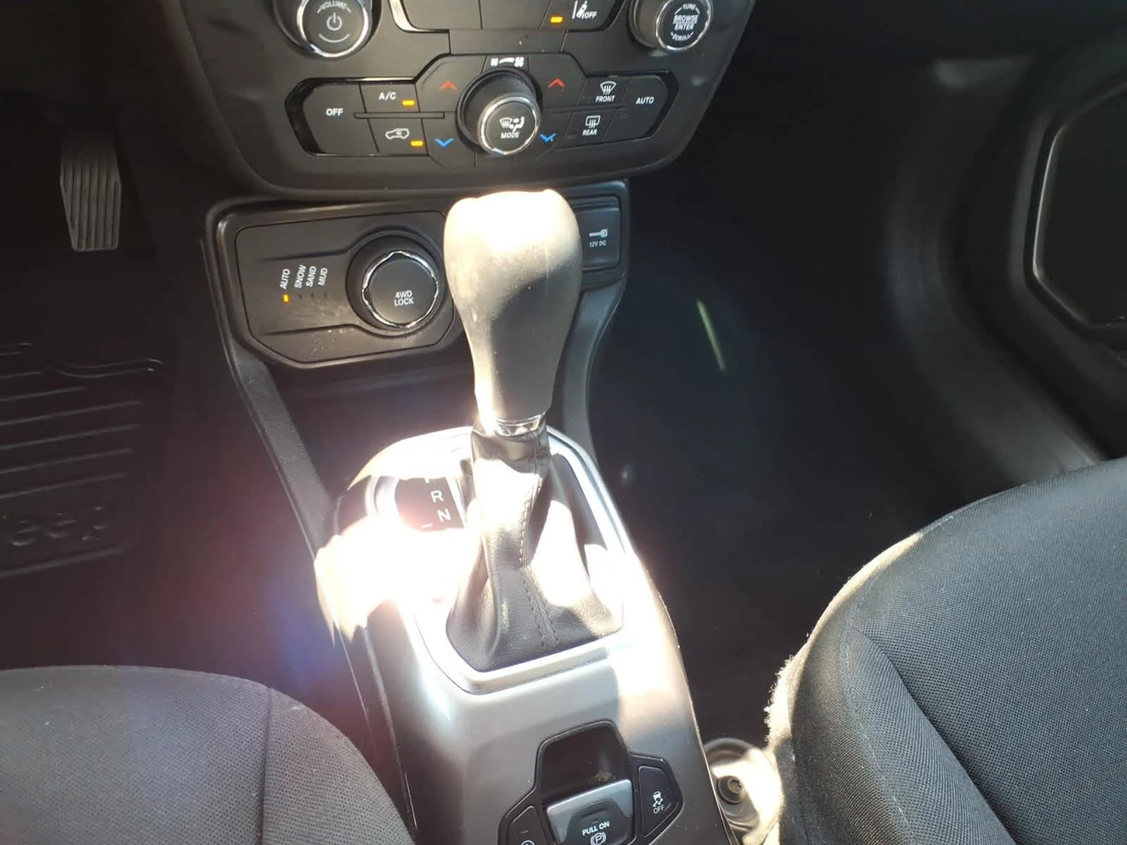 Certified Used 2022 Black Clear Coat Jeep Latitude image 25