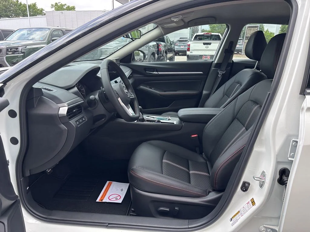 New 2026 Pearl White TriCoat / Super Black Two-tone Nissan SR image 13