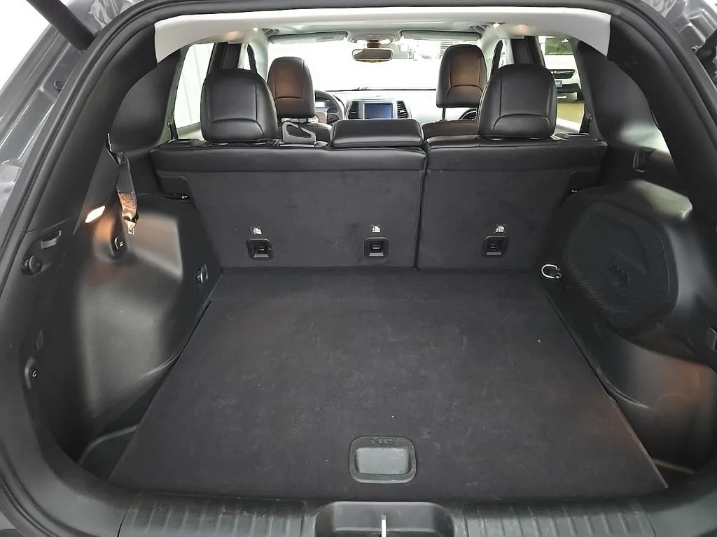 Used 2023 Gray Jeep Altitude image 14