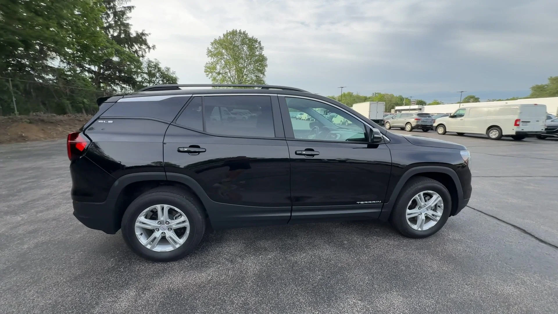 Used 2024 Ebony Twilight Metallic GMC SLE image 9