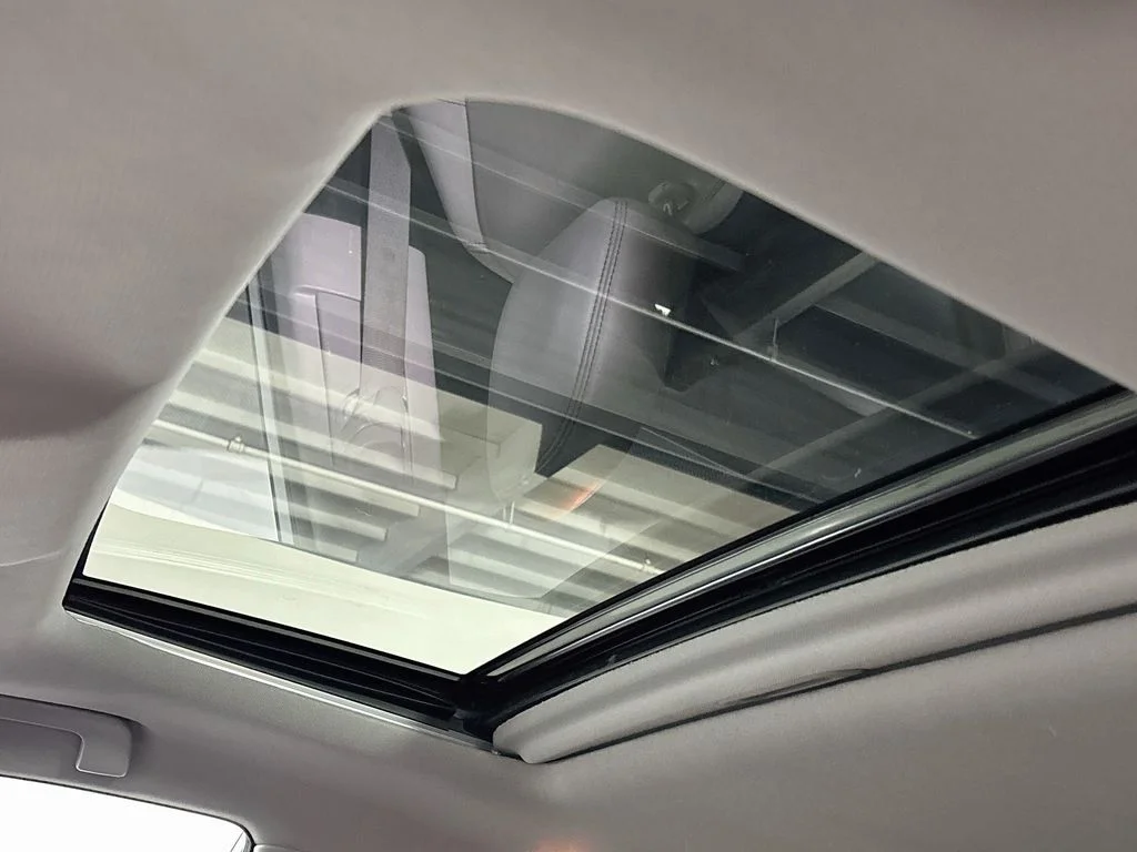 Used 2018 Silver Toyota XLE image 19