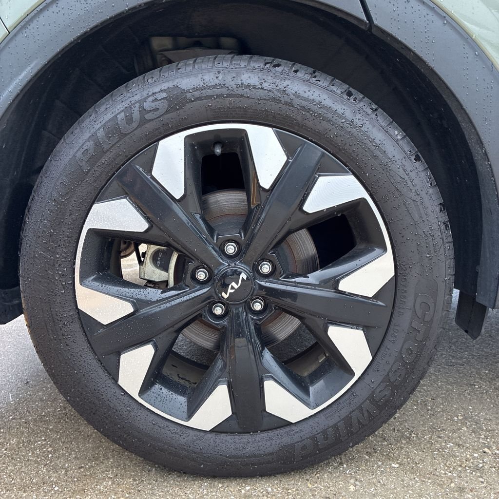 Used 2023 Green Kia X-Line image 11