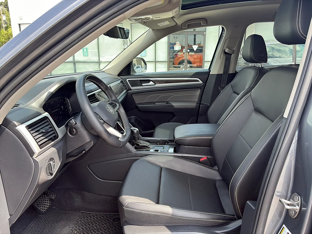 Used 2023 Platinum Gray Metallic Volkswagen 3.6L V6 SE w/Technology FWD image 14