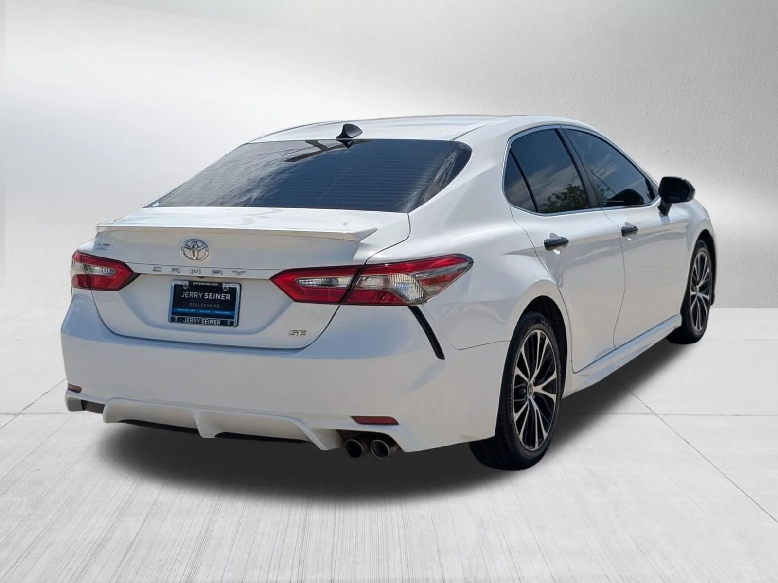 Used 2018 Super White Toyota SE image 5