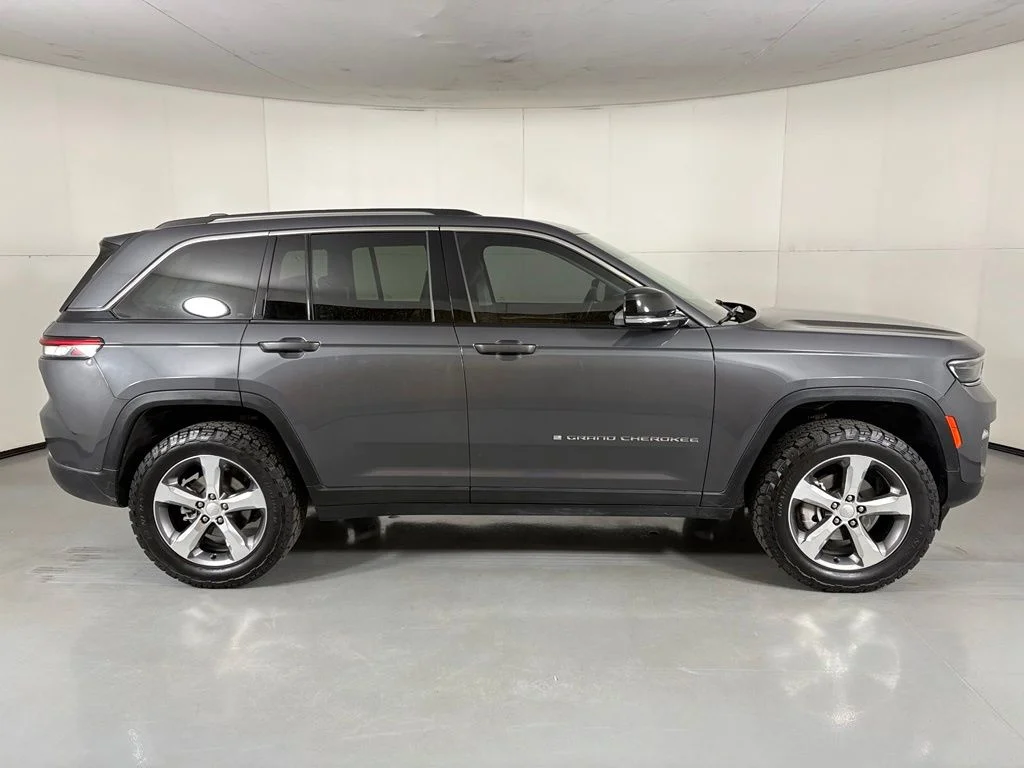 Used 2022 Gray Jeep Limited image 9