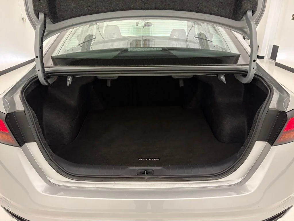 Used 2025 Silver Nissan 2.5 SV image 33