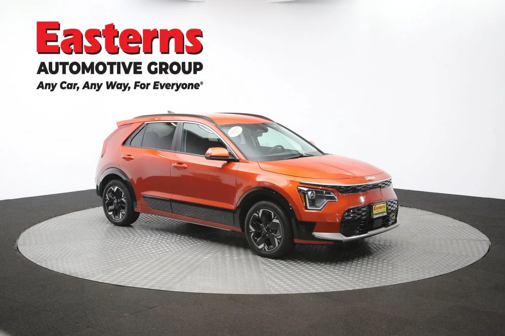 Used 2023 Red Kia Wind image 48