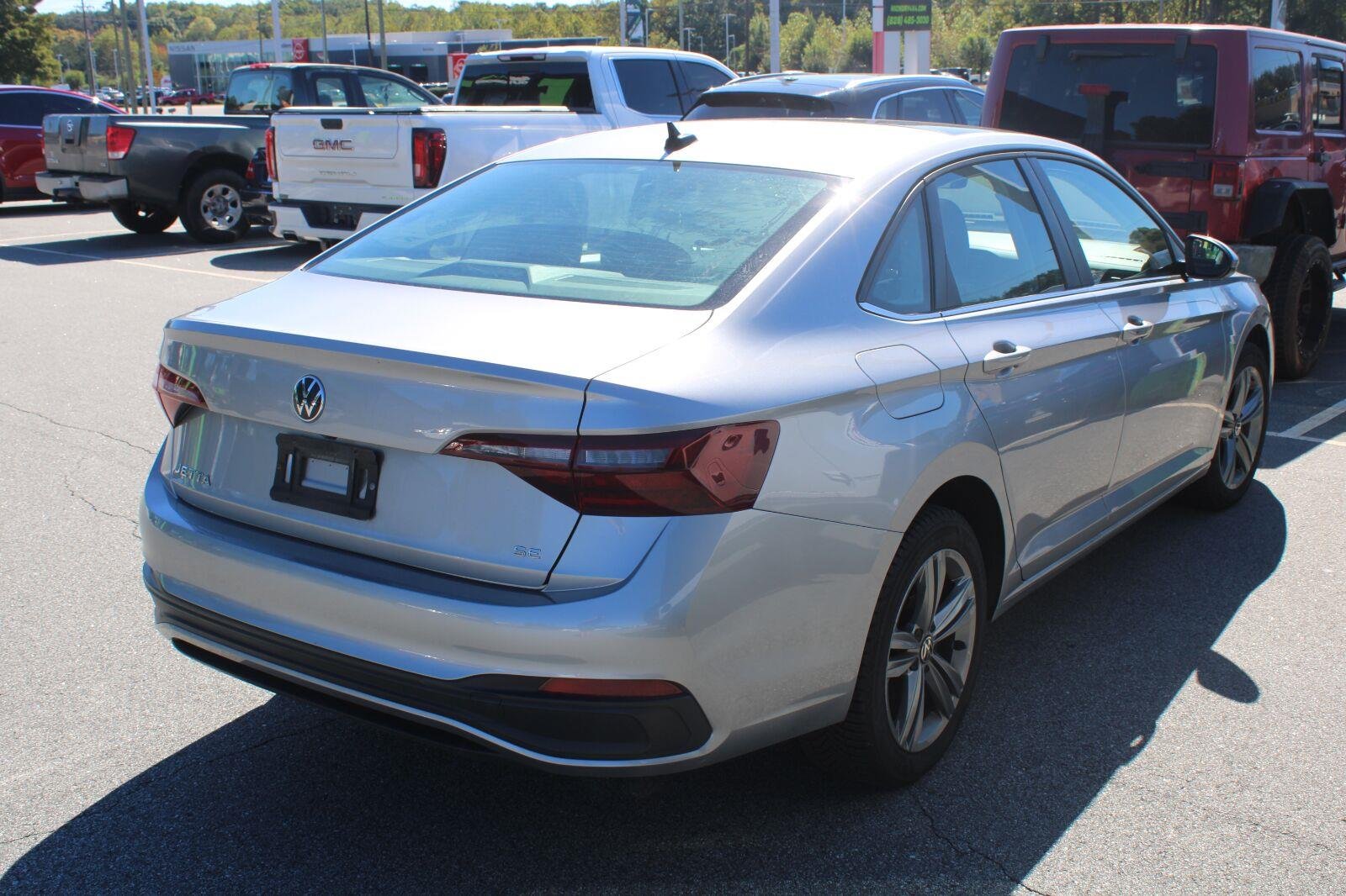 Used 2024  Volkswagen SE image 5