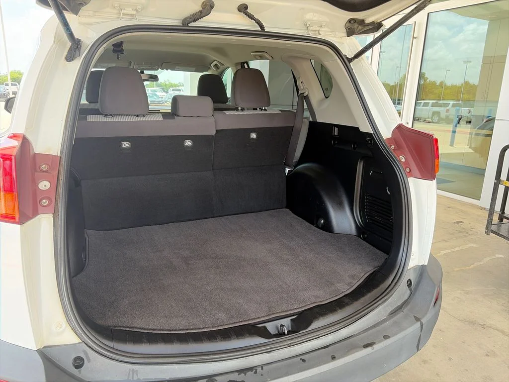 Used 2013 White Toyota LE image 27