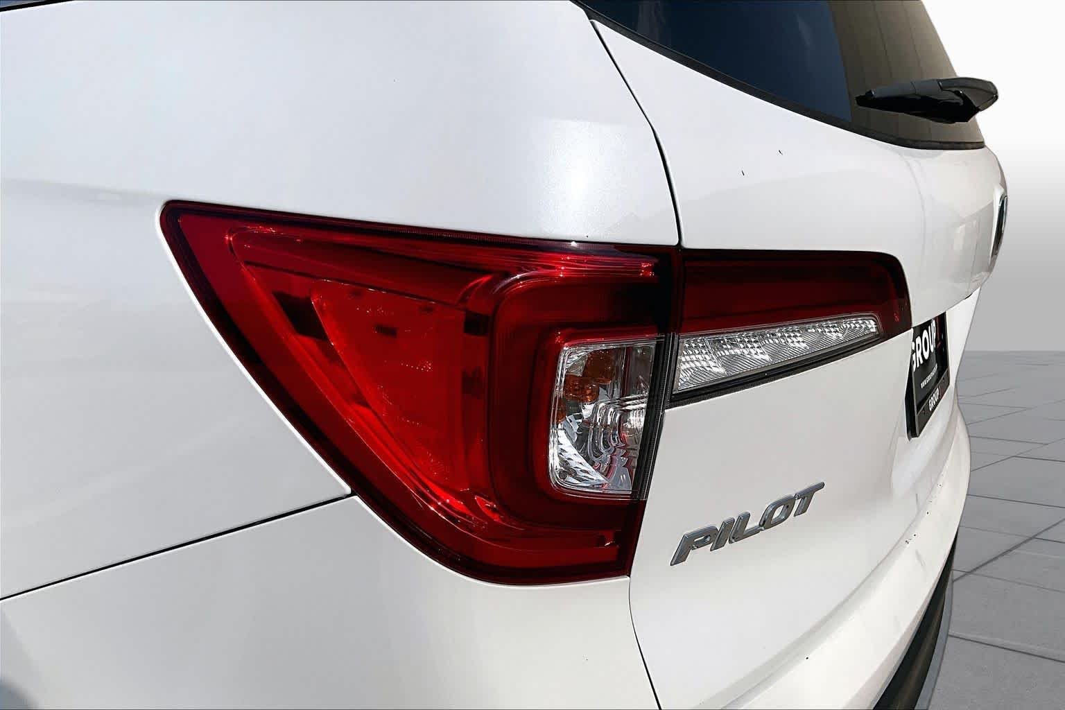Used 2020 Platinum White Pearl Honda Touring 8-Passenger image 28