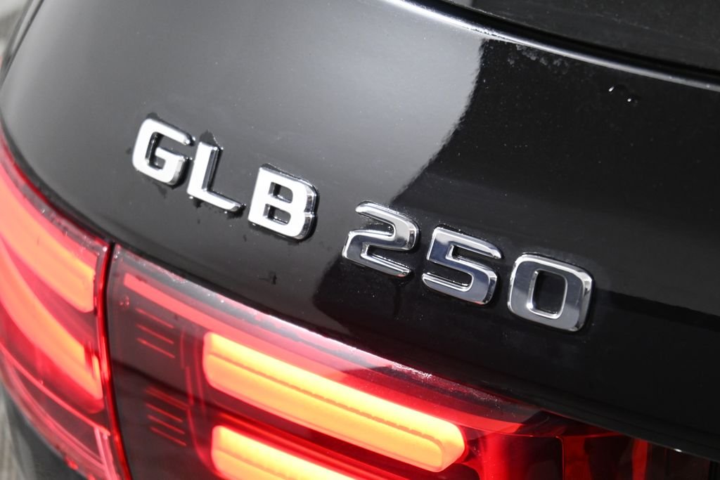 Used 2026 Night Black Mercedes-Benz GLB 250 image 35