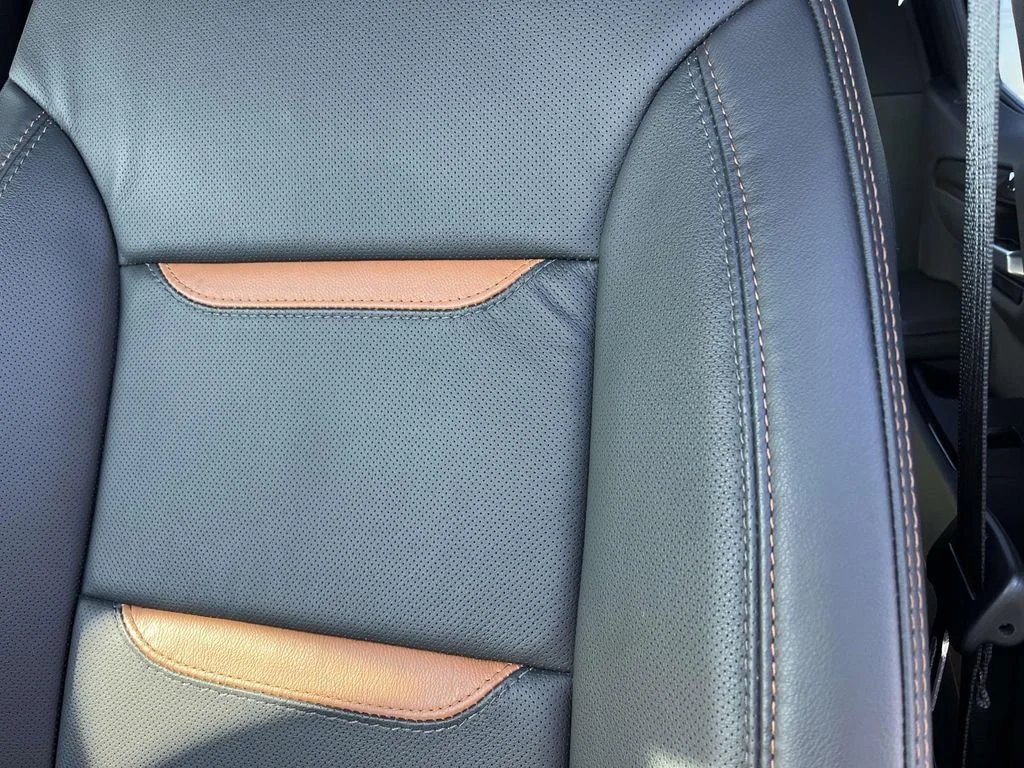 Used 2025 Sterling Metallic GMC AT4 image 17