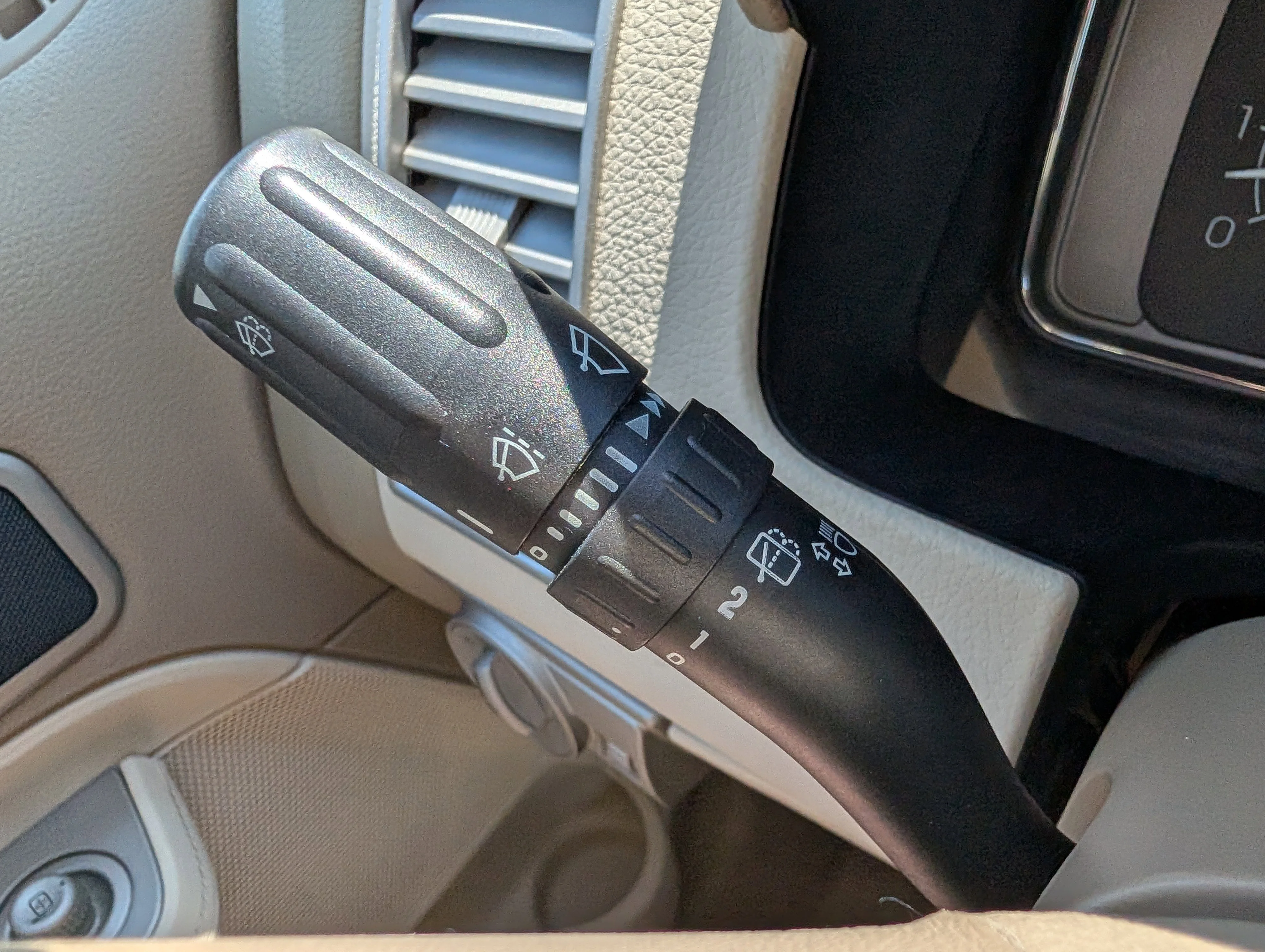 Used 2007 Pewter Metallic Lincoln  image 26