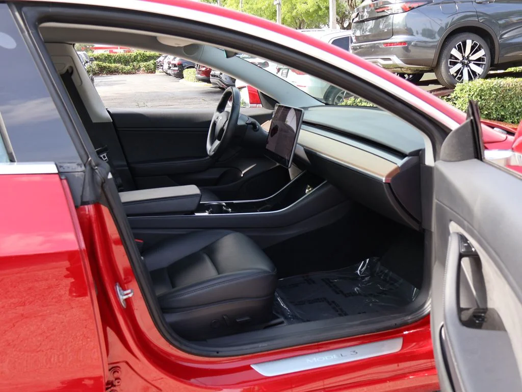 Used 2018 Red Tesla Long Range image 30