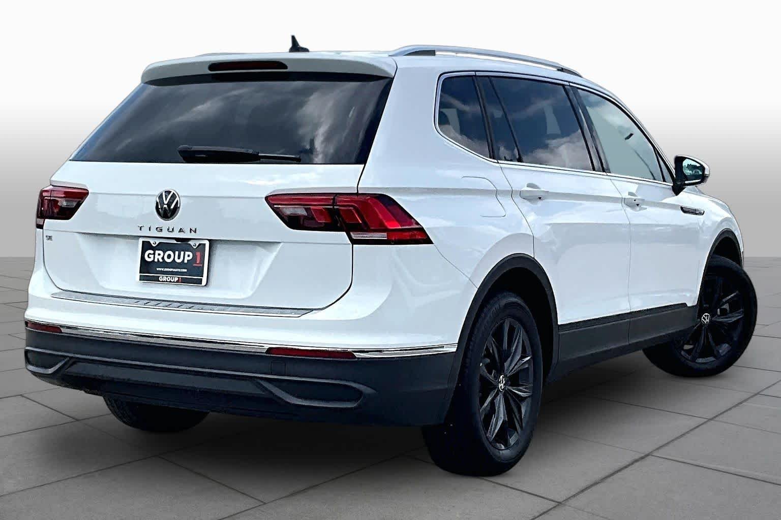 Used 2024 Pure White Volkswagen SE image 12