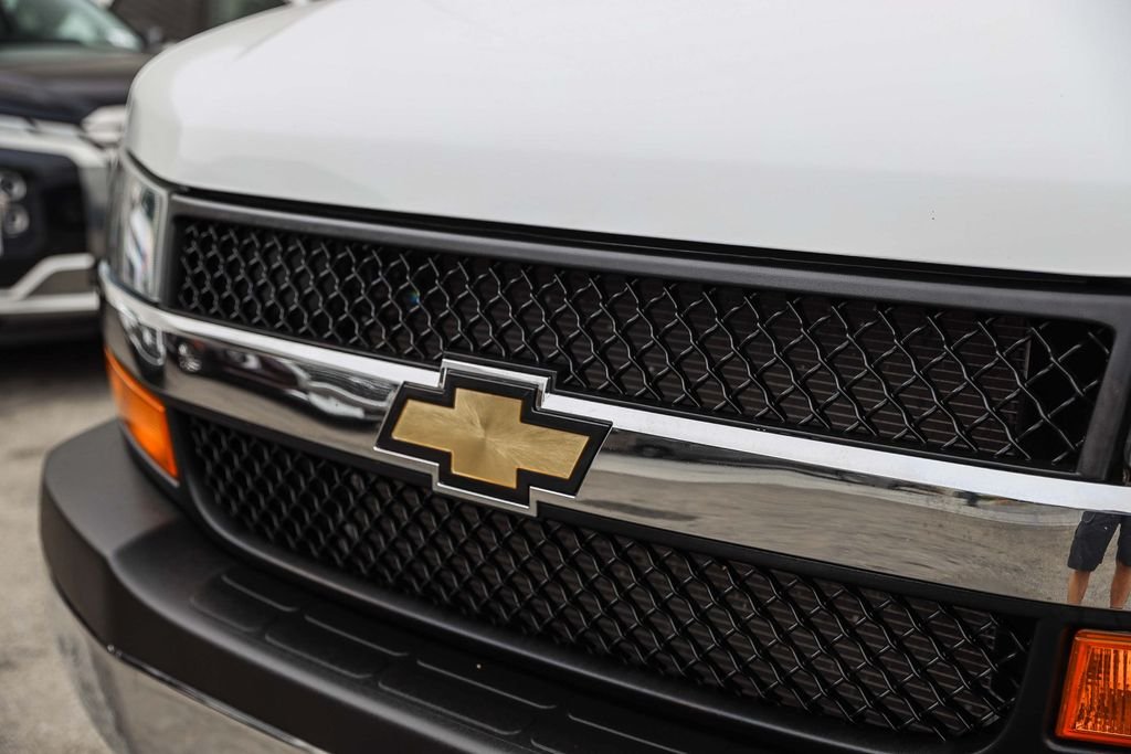 2024 Chevrolet Express Passenger LT - Photo 11