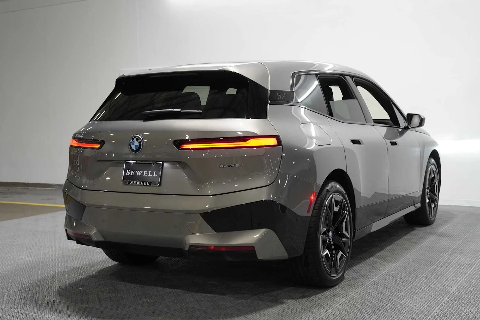 Certified Used 2024 Oxide Grey Metallic BMW xDrive50 image 4