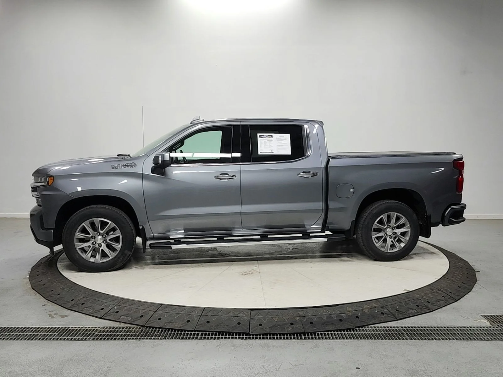 Used 2022 Gray Chevrolet High Country image 4